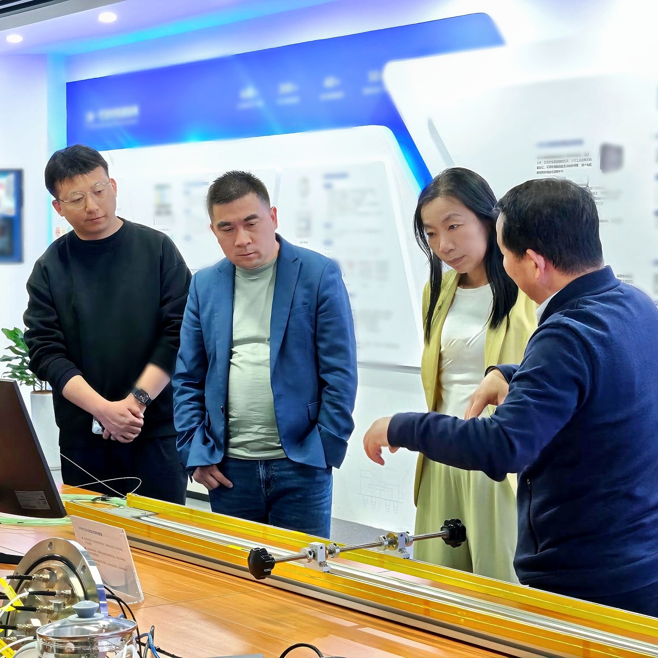 新華社上海、江蘇、安徽等地記者團赴光格科技調研人工智能發(fā)展現狀與未來(lái)趨勢